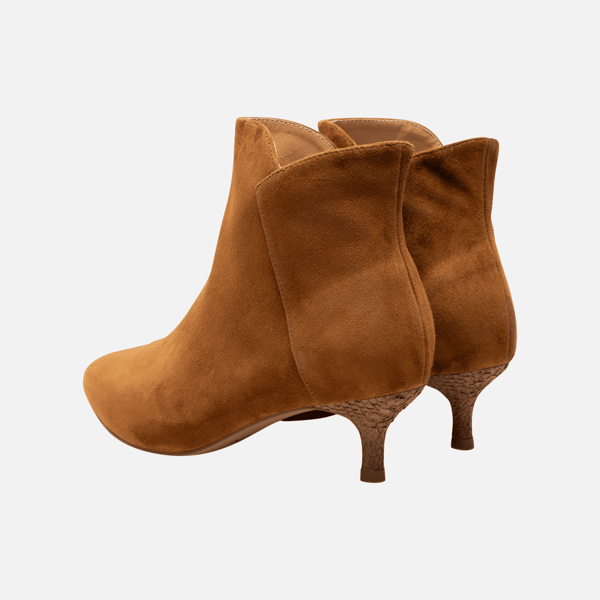Woden saga zip dark tan suede – rear angle