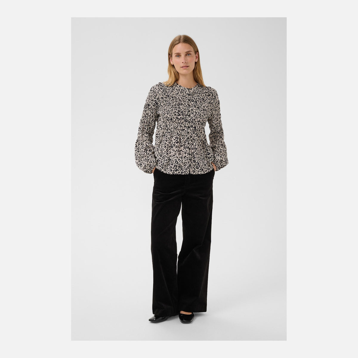 Part Two Siffe Blouse in Dark Navy Flower Spots – full-length styled look
